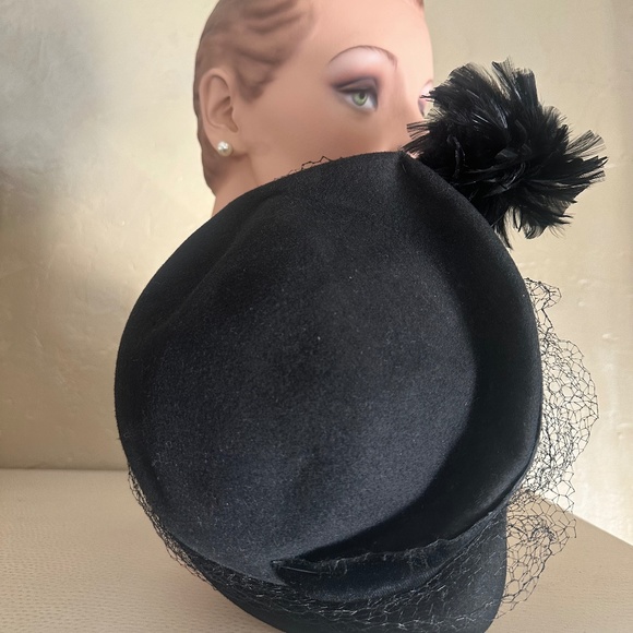 UNIQUE 1940s BLACK FELT HAT WITH BLACK FEATHER  TRIM